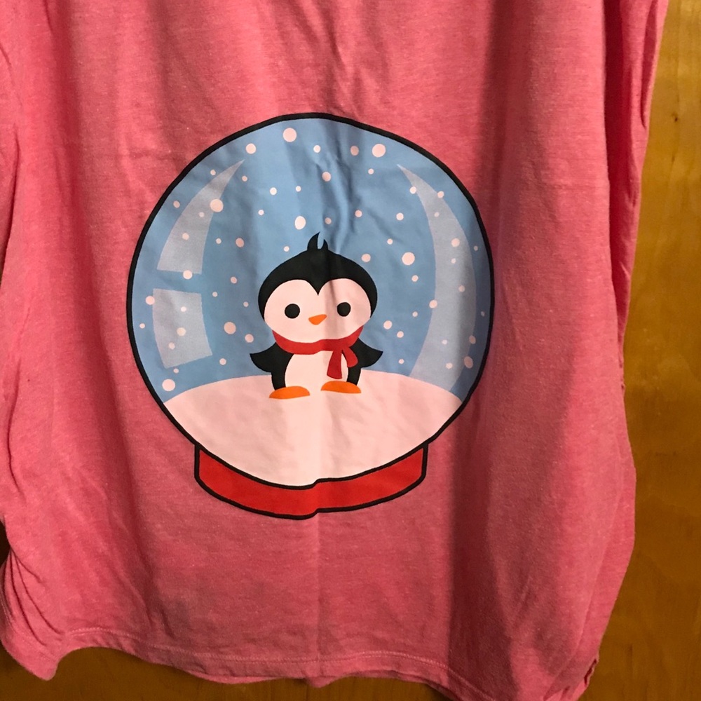Pink maternity shirt with snow globe over belly - Picture 5 of 5